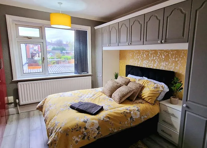 4 Bedroom House Coventry Sleep 9 + 3Parking Spaces