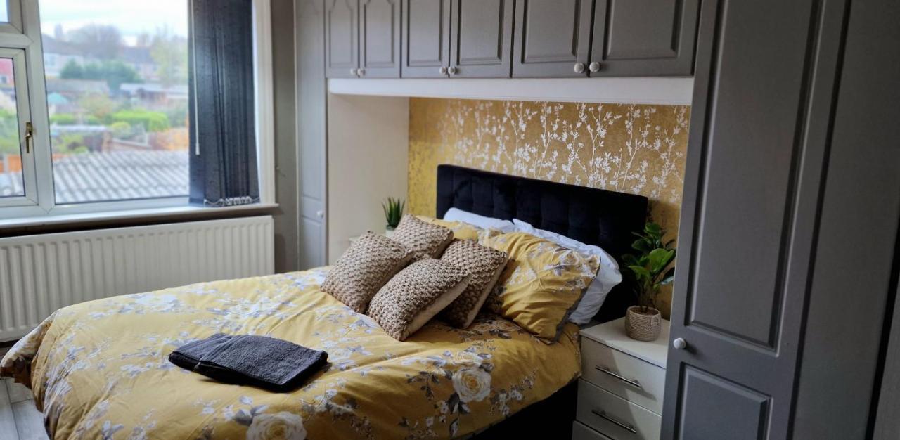 Holiday home 4 Bedroom House Sleep 9 + 3parking Spaces *