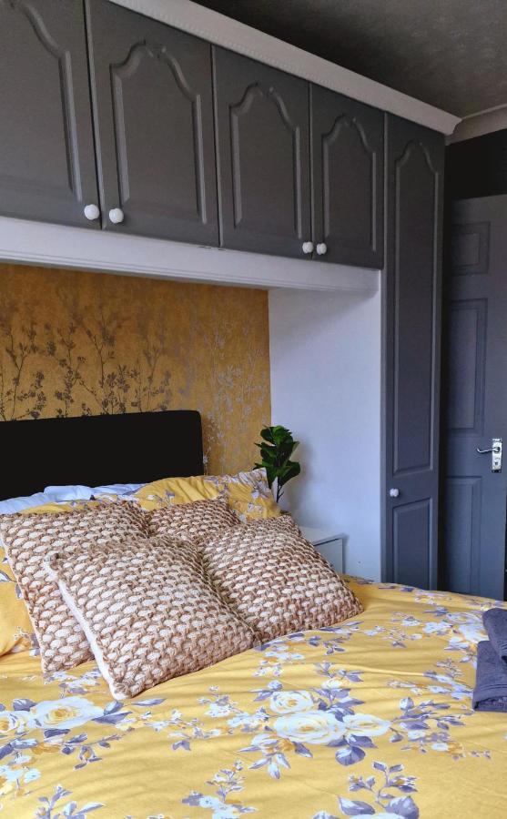 4 Bedroom House Sleep 9 + 3parking Spaces