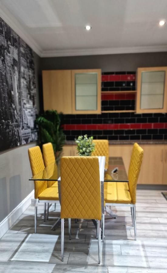 4 Bedroom House Sleep 9 + 3parking Spaces *